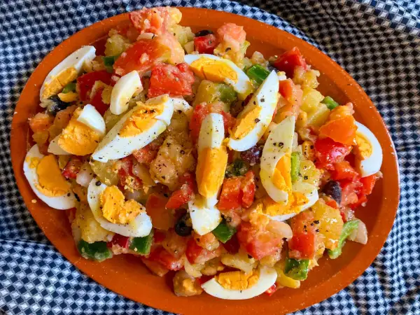 Ensalada de patatas, tomate, pimiento y huevo duro, un ejemplo de ensaladas originales y refrescantes.