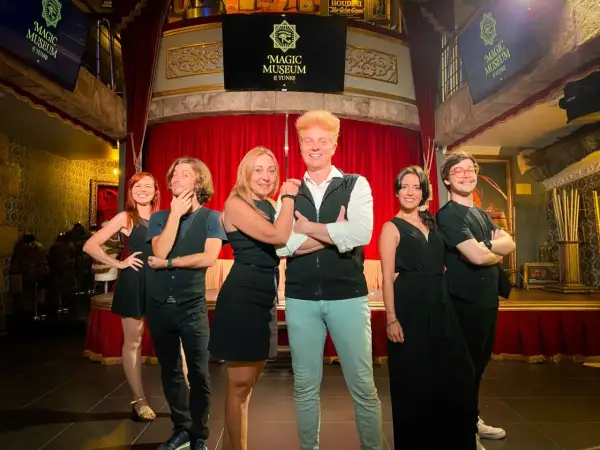 El equipo del mago Yunke posa sonriente en el Magic Museum de Peñíscola, un lugar lleno de magia y misterio.