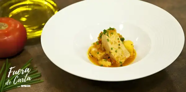 Delicioso marmitako receta de la abuela, con trozos de bonito, patatas y verduras en una salsa sabrosa.