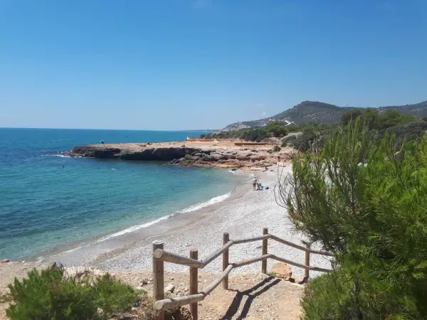 La cala Puerto Negro, con sus aguas turquesas y playa de guijarros, invita a disfrutar del sol y el mar.