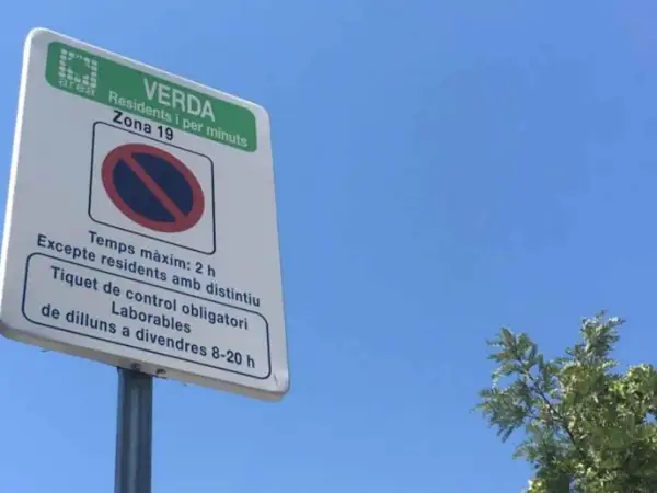 Señal de zona verde en Peñíscola, Zona 19. Prohibido estacionar excepto residentes con distintivo. Máximo 2 horas, tique obligatorio de lunes a viernes de 8 a 20h.